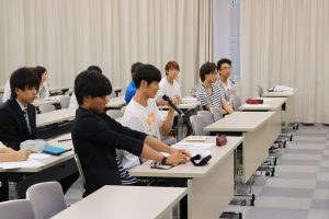 学生からの質問にも答えてくれました