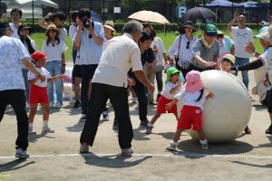 おじいちゃん・おばあちゃんと大玉ころがし