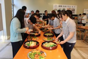 日本の食事に興味津々