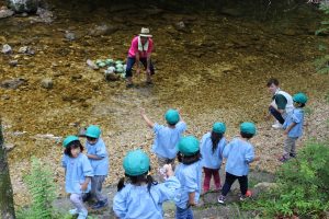 近くの川で水あそび