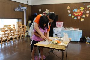 先生と一緒に野菜切り