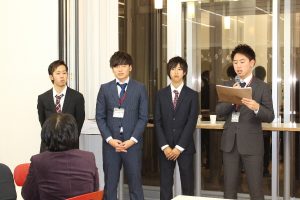 本学生が司会進行を務めます