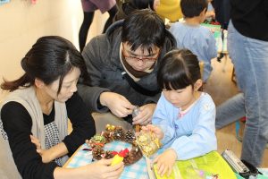 親子で協力して作る場面も
